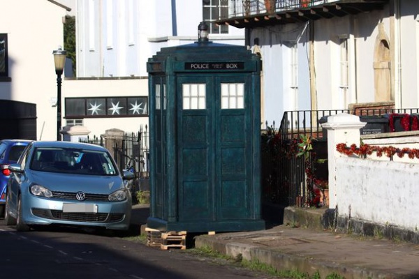 0_Millie-Gibson-Spotted-Filming-Scenes-For-The-Doctor-Who-Christmas-Special-In-Bristol_28129.jpg